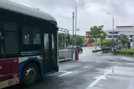 上海公交新辟浦东100路，更好地服务陆家嘴等区域，方便市民出行图片