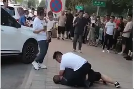 小伙陪妻子逛街，逛着逛着“顺便加了个班”！路人都蒙了图片