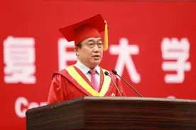 复旦大学举行毕业典礼，毕业生与学校互赠礼物图片