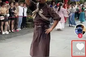 100多万点赞！杭州“林冲”突然爆火，一段舞蹈把网友逗乐了：气质拿捏得死死的图片