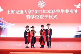 毕业季，看惯了母校给毕业生的花式礼物？那么来看看毕业生给母校什么礼物吧图片