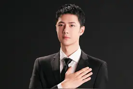 王一博短发寸头搭配黑西装 正气十足图片