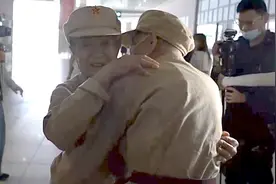 时隔70年！抗美援朝老兵重逢深情相拥图片
