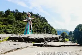 超燃！十八洞村姑娘用苗语演绎《唱支山歌给党听》惊艳央视，曾放弃高薪工作回村图片