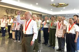 鲜红的党旗前，90多岁的新四军老战士再一次举起右拳、庄严宣誓……图片