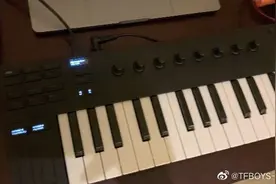 王源分享弹吉他侧颜照 网友：是在准备新歌吗？图片