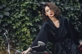 戚薇睡袍绿野摩托大片来袭 浓烈的烟熏妆炫酷的机车帅气有型图片