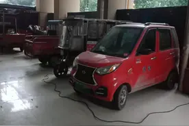 小区入户架空层停了一堆电动车，楼上住户担心出事 社区：加强24小时巡逻图片
