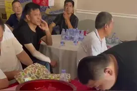 河南小伙送3000硬币给好友庆婚：满满一盆重达40斤，寓意盆满钵满图片