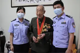 广州铁警76名离退休老党员荣获“光荣在党50年”纪念章图片