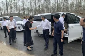 董晓宇同志参观河北省首届绿化博览会承德园展区图片