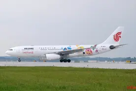 首批过夜飞机来了！国航“锦礼号”彩绘飞机飞抵成都天府国际机场图片