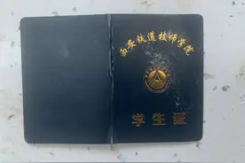 身份证丢在40公里外车站候车室，一天后居然“坐”警车回来了图片