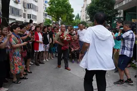 “南方孤儿”六个月时北上，58年后在上海与生母相认相拥图片