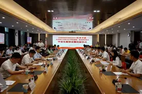 出征！北理工向2021年赴基层、重点单位就业的毕业生授旗图片