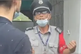 666！遇外国人问路 驾校保安大爷用英语流利对答图片