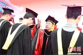 让毕业生与母校情感纽带地久天长 上海高校打造温情毕业季图片