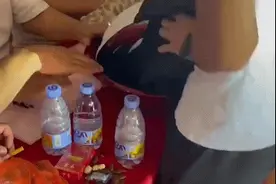 好朋友结婚，小伙子送来满满一盆钱……图片