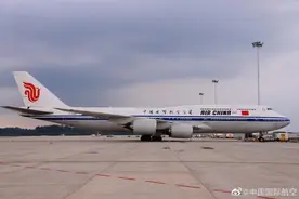 国航747-8洲际客机及A330锦礼彩绘机抵达天府图片