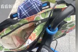 共享单车上发现十万现金 小伙：以为是道具图片