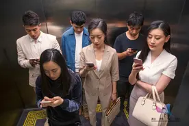 这个姿势玩手机，正在让你变得越来越丑图片