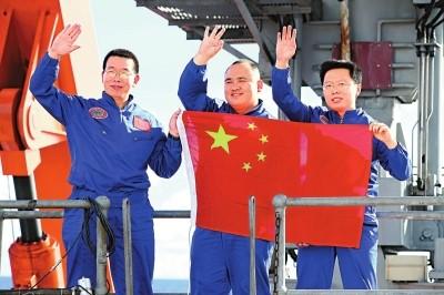 百年瞬间丨“蛟龙”号载人潜水器突破7000米深潜纪录
