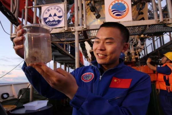百年瞬间丨“蛟龙”号载人潜水器突破7000米深潜纪录