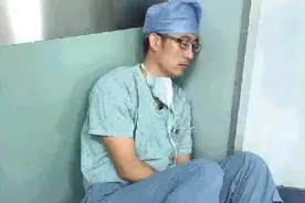 鞋套里倒出300毫升汗水！“最美睡姿”网红医生再上抗疫一线图片