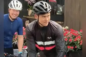 彭于晏街头骑行被偶遇 身穿专业骑行服身材超优越图片