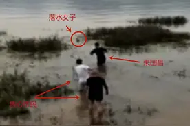什么情况？大清早的富春江里，一名女子被水草缠住了图片