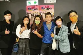 郭晶晶陪同霍启刚看舞台剧 贴身合影恩爱满分图片