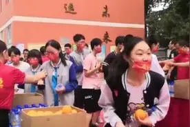 送考老师身着红色T恤：祝中考生们“开门红”视频封面