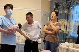 气氛紧张得像要打起来！爸爸刚抱起满月女儿 爷爷奶奶排队“抢娃”图片