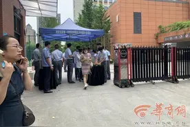 西安高新一中外第一个收到摇中通知的家长：“比中了五百万还高兴”图片