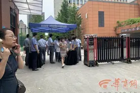西安高新一中外第一个收到摇中通知的家长：“比中了五百万还高兴”图片