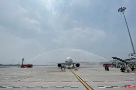 最高礼遇“水门”迎接！天府国际机场迎来开航后首架降落航班图片