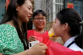 姐姐带弟弟考场外迎接妹妹：中考和高考一样重要视频封面