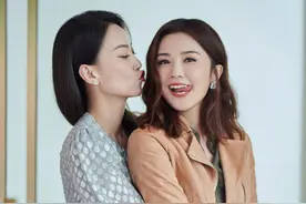 阿Sa晒与霍汶希亲密合影 搂腰似姐妹花图片