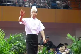 高校邀请厨师保安为优秀毕业生颁发证书：体现全员育人理念视频封面