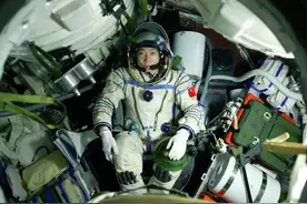 杨利伟《太空一日》入选人教版中学语文课本，披露大量惊心动魄的瞬间图片