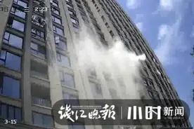 吸取教训啊！阳台外晒的棉被突然起火，架子都烧焦！监控发现可疑黑影，结局大快人心图片