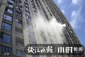 吸取教训啊！阳台外晒的棉被突然起火，架子都烧焦！监控发现可疑黑影，结局大快人心图片