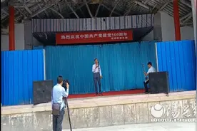 凤翔区彪角镇：党员登台展歌喉颂党恩图片
