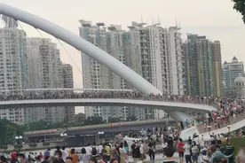 网红海心桥人气爆棚：你在桥上看风景，看风景的人在桥下看你图片
