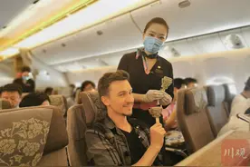 从起飞吃到降落！在东航天府—虹桥首航航班上吃遍成都图片