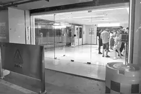 杭州一家三口去商场购物 老公一头撞到玻璃门上 门牙断半颗嘴唇缝三针图片