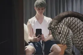 郭敬明晒对镜自拍 肌肉线条明显健身有成效图片