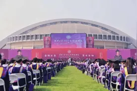 清华三千余本科生毕业，校长邱勇：学校为大家披上“紫荆战袍”图片