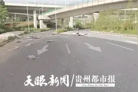 1.5吨货物从近20米高桥上滚落 肇事司机竟悄悄离去…图片