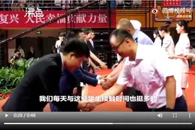 请厨师保安为大学生颁发毕业证，也是人文教育课 | 新京报快评图片